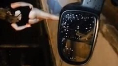 Marido Liberal Colocou a Sua Esposa Putinha Pra Andar na Calçada de Vestido Sem Calcinha Enquanto Ele Filmava do Carro – Amadores