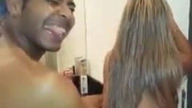 Dois Amigos Levaram Uma Puta Pra Casa e Gravaram um Vídeo Tirando Onda e Colocando a Vadia Pra Gemer de Quatro – Amadores