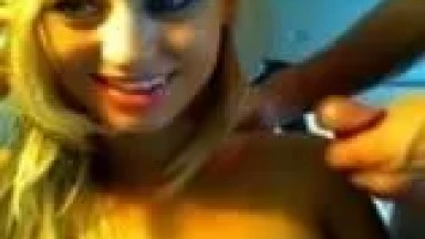 Loirinha gostosa na webcam dando pra dois caras no hotel