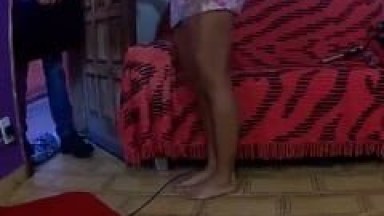 Esposa Safada e Provocante Chamou o Encanador e Foi Tomar Banho na Frente Dele Exibindo Seu Corpinho Com Câmera Escondida Filmando – Caiu na Net