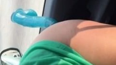 Esposa Morena Muito Gostosa Colocou um Consolo Preso no Vidro do Carro e Penetrou na Vagina em Plena Avenida Enquanto Marido Dirigia – Amadora