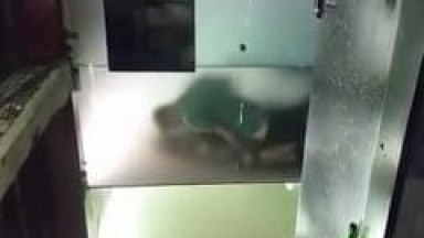 Amadora Foi Transar no Banheiro da Festa Com um Desconhecido e Acabaram Sendo Flagrados Pois Dava Pra Ver Tudo Pelo Vidro – Amadores