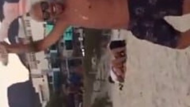 Casal Transa na Praia no Finalzinho de Tarde na Maior Cara de Pau e a Galera em Volta Gravou um Vídeo do Flagra Dando Uma Bela Zuada – RJ