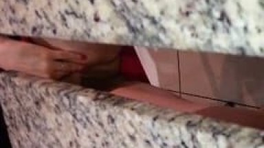 Esposa Exibida Muito Cachorra Ficou de Saia Sem Calcinha no Meio do Shopping Exibindo Sua Buceta e Corno Filmou Entre as Mesas – Amadora