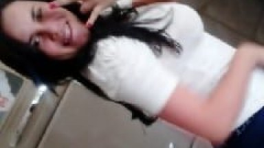 Mariane Jovem Amadora Branquinha de Curitiba – PR Ficou Sentando de Costas na Rola do Namorado Enquanto Ele Gravava um Pornô Caseiro
