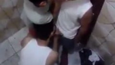 Três Novinhos Gays e Tarados Foram Pro Banheiro da Escola e Começaram a Fazer Uma Putaria, Mas Acabaram Sendo Flagrados – PA
