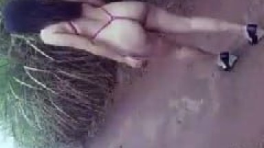 Esposa Gostosa e Exibida Foi Pra Roça Com o Marido e Ficou Andando na Rua de Terra Usando Fio Dental Enquanto Ele Filmava – Amadora