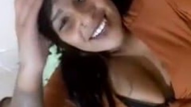Raquel Morena Safadinha Mandou um Salve Pro Amigo Mostrando a Teta e Ficou Rindo Atoa em Vídeo Caseiro – Amadora