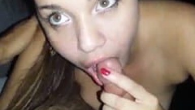 Natasha Morena Gata de Olhos Verdes Ficou Chupando a Rola do Seu Parceiro Olhando Com Sua Carinha de Puta Pra Câmera