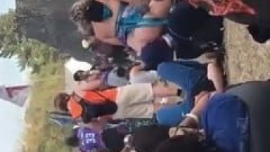 No Meio de Uma Rave a Amadora Levantou a Saia e Começou a Sentar na Cara de Dois Amigos Recebendo Uma Chupada, Mas a Galera Gravou Tudo