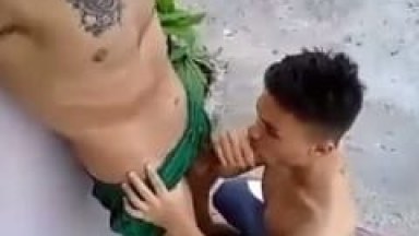 Jovem Rapaz Pagou um Boquete Pro Amigo no Quintal da Casa Dele e Deixou Ele Gravar um Vídeo Desse Oral Espetacular