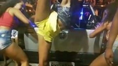 Três Baianas Muito Deliciosas Ficaram Rebolando Suas Bundas Espetaculares de Uma Forma Excitante no Meio da Galera em Festa na Rua – Amadoras
