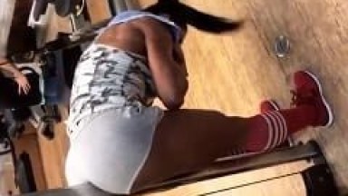 Gostosa Fitness Ficou Malhando Abdômen Com Sua Bunda Grande Cravada no Ferro e Personal Filmou a Cena – Amadora