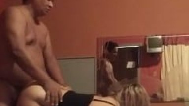 Gordinho Colocou Sua Putinha Loira de Quatro e Começou a Meter a Rola Fazendo Ela Gemer de Tesão Enquanto Ele Filmava – Amadores