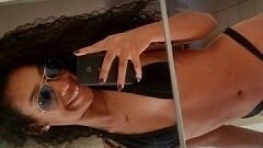 Viviane Mulatinha Gostosa de São Pedro da Aldeia – RJ Sentou Com Muito Talento na Pica do Namorado Enquanto Ele Filmava Esse Fodão