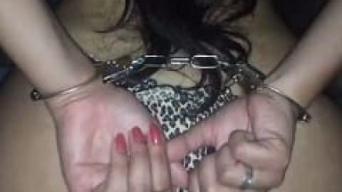 Carla Amadora Rabuda Chegou a Sua Calcinha de Oncinha Pro Lado e Começou a Quicar Usando Algemas Pra Dar um ar de Fetiche – Amadores