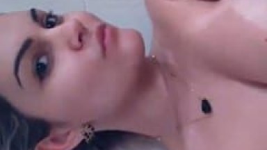 Thayana Amadora Gostosinha Saiu do Banho e Ficou se Filmando Peladinha no Banheiro Fazendo Carinha de Excitada – Caiu na Net