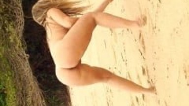 Evelyn Esposa Estupidamente Gostosa e Sem Vergonha Ficou Peladinha Numa Praia Deserta, Pro Marido Filmar Antes da Transa