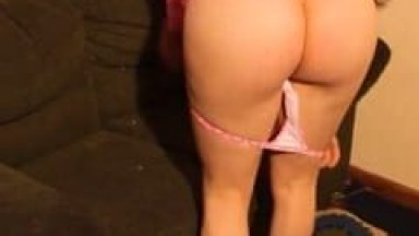 Travesti Gostosinha Ficou de Quatro Com Seu Rabetão Empinado se Exibindo Peladinha e Bolinando Seu cu Enquanto Seu Cliente Filmava