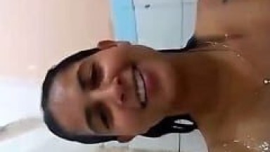 Amadora Safada de Tatuapé – SP Gravou um Vídeo Caseiro Peladinha no Banho Falando Altas Besteiras Pro Seu Ficante Sortudo – Amadora