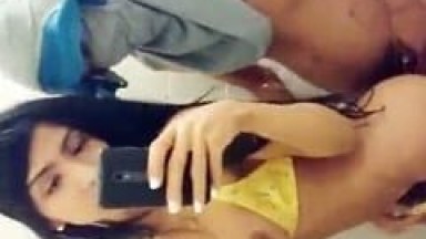 Yasmim Dornelles Travesti Muito Boazuda e Siliconada Entrou na Rola do Magrinho e Ainda Tocou Uma Punheta Enquanto Filmava