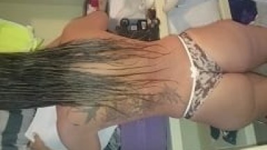 Raíssa Esposa Gostosinha Que Adora se Exibir, Apareceu Peladinha e Seu Marido Enquanto Filmava Sentou a Vara Nela de Quatro – Amadores