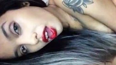 Ninfeta Estilosa Fez Cara de Safadinha e Gravou um Vídeo Caseiro Excitante se Exibindo Peladinha de Quatro – Amadora