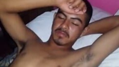 Malandro Gay Enfiou a Piroca no cu do Seu Amigo Passivo, Chupou o Peitinho Dele e Gravou um Vídeo Caseiro Mostrando os Rostos