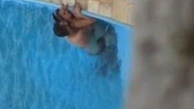 Loira Gostosa Foi Flagrada Dando Sua Bucetinha Pro Namorado Dentro da Piscina do Hotel de Manhã Cedinho e um Outro Hóspede Filmou – Caiu na Net