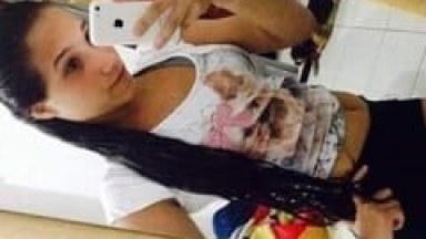 Ana Carolina Ninfetinha Muito Gatinha Ficou Toda Empinada de Quatro e Seu Namorado Tarado Meteu a Rola Nela Com Força – RJ