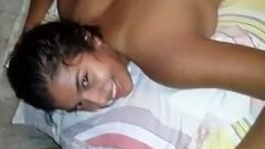 Ninfetinha Gata e Gostosinha Foi Pega de Surpresa Pelo Namorado, Mas Ficou Soltinha se Exibindo e Tocando Uma Siririca em Frente a Câmera – Amadora
