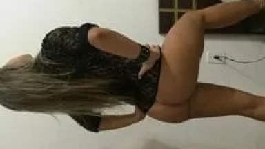 Camila Nogueira Loira Rabuda Deliciosa de Cabo Frio – RJ Quicou Com Seu Rabetão de Costas Pro Namorado Enquanto Ele Gravava um Vídeo Caseiro