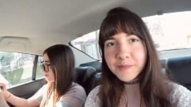 Duas Irmãs Ninfetas Brasileiras Que Trabalham Como CamGirls Foram Andar de Uber em Curitiba – PR e Começaram a Fazer um Stripper no Carro
