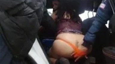Vadia Casada Foi Parada em Blitz e Pro Marido Corno Não Ser Multado, Deixou os Policiais Bolinarem Sua Bucetinha Deliciosa – Amadores