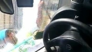 Puta Casada Ficou Mostrando a Xota Dentro do Carro Pra Provocar o Frentista Enquanto Ele Lavava o Vidro do Seu Carro, e Ainda Filmou – Amadora