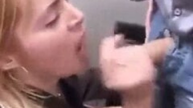 Amadora Novinha Começou a Chupar o Ficante em Local Público e Malandro Resolveu Fazer um Vídeo Selfie Dessa Mamada Ousada – Caiu na Net