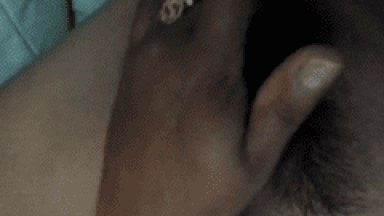 Uma gostosa da bucetinha cabeluda tocando uma siririca deliciosa