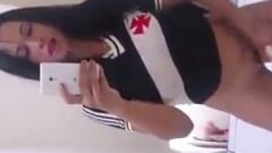 Flávia Vascaína Gostosinha de Petrópolis – RJ se Masturbou Com Consolo em Frente ao Espelho e Gravou um Vídeo Caseiro – Caiu na Net