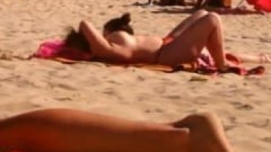 Coroa Ousada e Enxuta Fez um Topless Com a Praia Lotada e Rapaz Não Perdoou ao Filmar Essa Peituda Sem Vergonha – Amadora