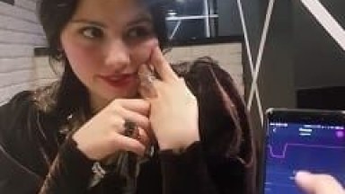 Amadora Gostosa Colocou um Vibrador na Sua Xota Durante Jantar Com Seu Marido em Restaurante e Ele Controlou Pelo Celular