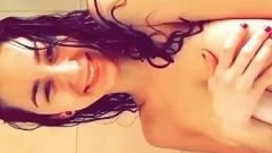 Gisele Amadora de Peitos Enormes e Naturais Gravou um Vídeo Caseiro se Exibindo Peladinha no Banho Com Cara de Safada – Amadora