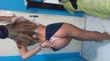 Camila Esposinha Paulista Deliciosa e Cheia de Fetiches Gravou um Vídeo Caseiro Sentando no Marido em Uma Cadeira Erótica