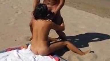 Esposa Muito Devassa Foi Pra Praia Com o Marido e Acabou Liberando Pra Vários Caras na Frente do Corno e Ganhou Muita Porra Enquanto Ele Filmava