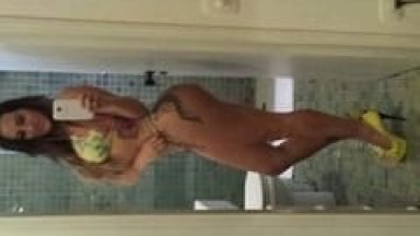 Camila Puta Tatuada Muito Gostosa Ficou se Exibindo de Quatro Peladinha no Motel Enquanto Seu Cliente Filmava – Amadora