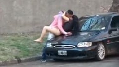 Casal Estacionou o Carro Numa Rua Deserta e Começou a Trepar do Lado de Fora Mas Acabou Sendo Flagrado Por Moradores Locais – Amadores