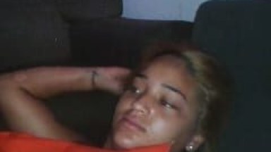 Flávia Amadora Baiana Foi Pega Desprevenida Pelo Marido Mas Gostou e Começou a Tocar na Sua Xereca Enquanto se Exibia – Amadora