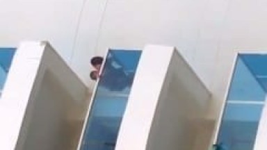 Casal Tarado Foi Transar na Varanda do Apartamento e Acabou Sendo Flagrado Pelos Vizinhos Que Filmaram Toda a Putaria – Amadores