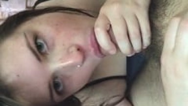 Priscila Amadora Ninfetinha de Olhos Claros Ficou Mamando a Rola do Seu Ficante e Deixou Que Ele Filmasse Esse Oral Top – Amadores
