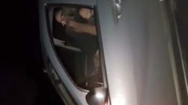 Casal é Flagrado Transando no Carro em Movimento no Meio da Estrada e o Cara Mandou o Dedão do Meio Quando Viu Que Estavam Filmando – Caiu na Net