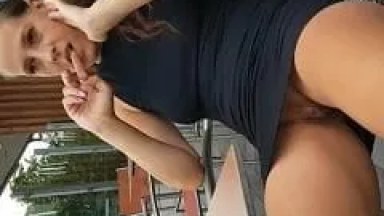 Casada Safada Estava Sem Calcinha de Vestido e Deu Aquela Exibida Básica da Xota Enquanto Seu Parceiro Filmava Tudo – Caiu na Net